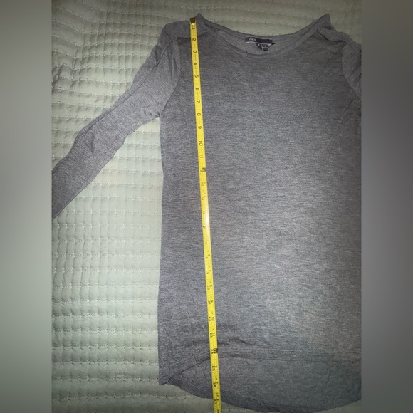 Vince Gray Long Sleeve Shirt Raw Seam Detail
at shoulder and back Sz Small EUC - Picture 5 of 10